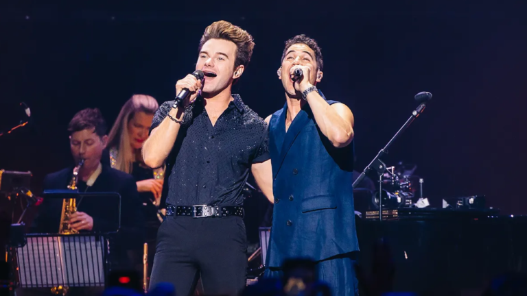 15 ANOS DEPOIS: CHRIS E COLFER E DARREN CRISS SE REÚNEM E CANTAM “BABY IT’S COLD OUTSIDE”