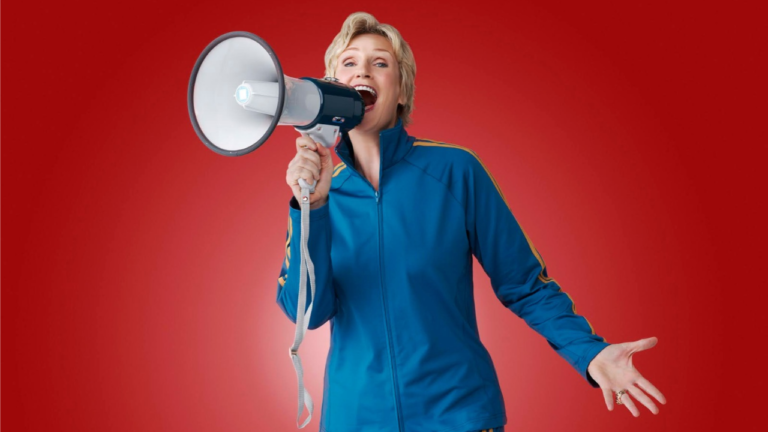 JANE LYNCH RELEMBRA SUE SYLVESTER E REVELA QUE TOPARIA O REBOOT
